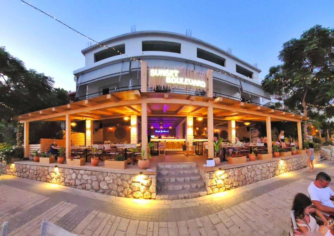 Sunset Boulevard Hotel Qeparo Exterior photo